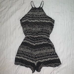 Hollister black and white romper. High neck, button clasp, elastic waist. Size S